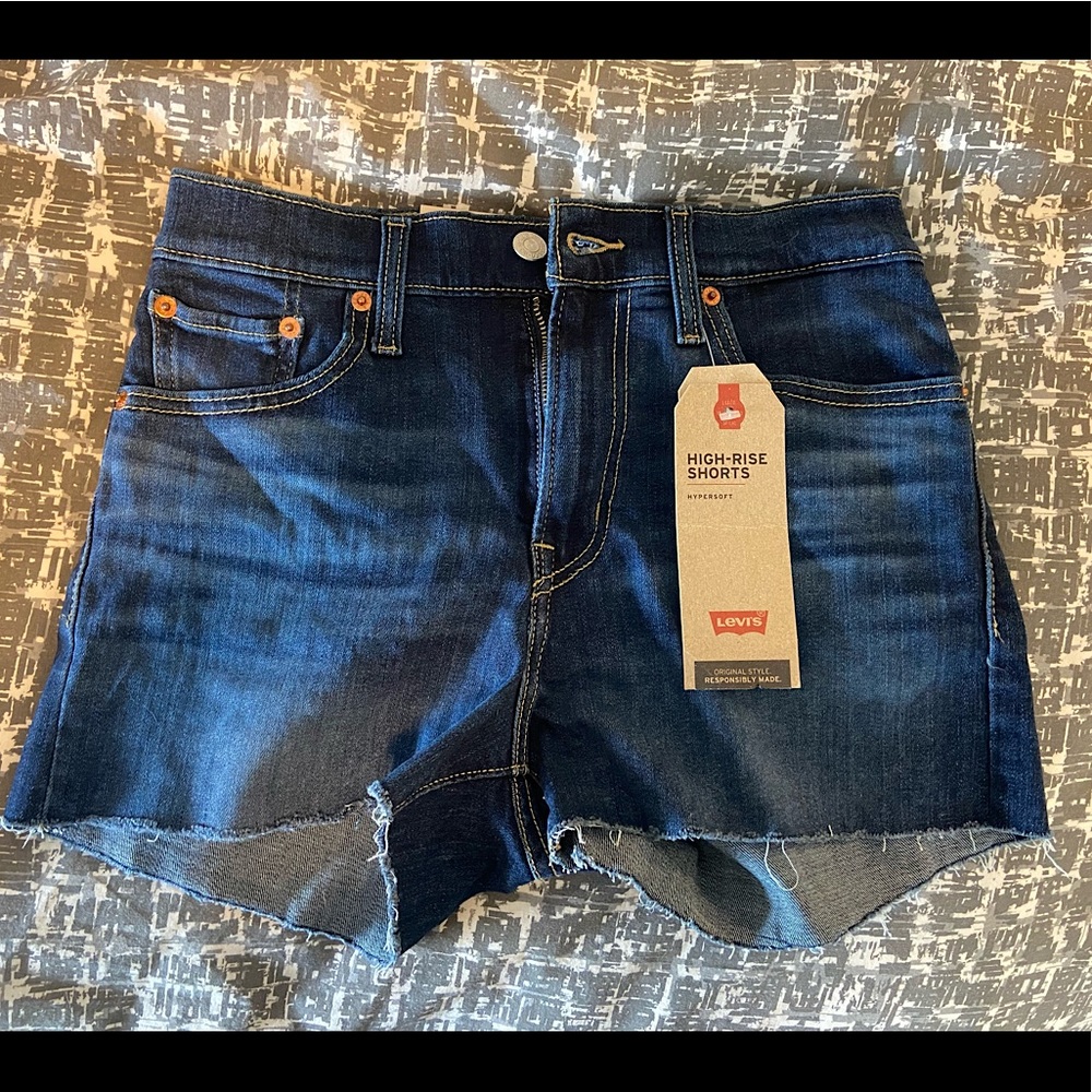 Levi’s High-Rise Shorts - dark wash. NWT
Rise: 10.5"
Inseam: 2.5"